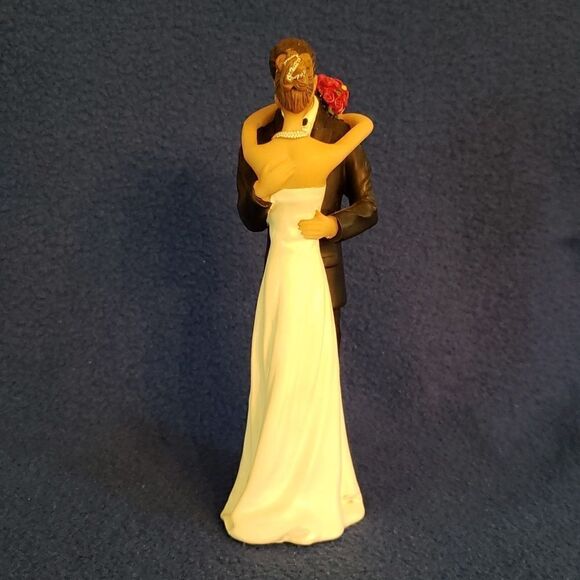 Beautiful Ceramic Bride and Groom Couple Figurine - Picture 4 of 16